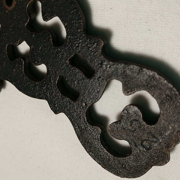 Vintage Cast Iron Footed Trivet - Picture 5 of 8